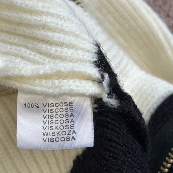 NWOT Soft knit cardigan with gold zip closure, One size. - Picture 4 of 10